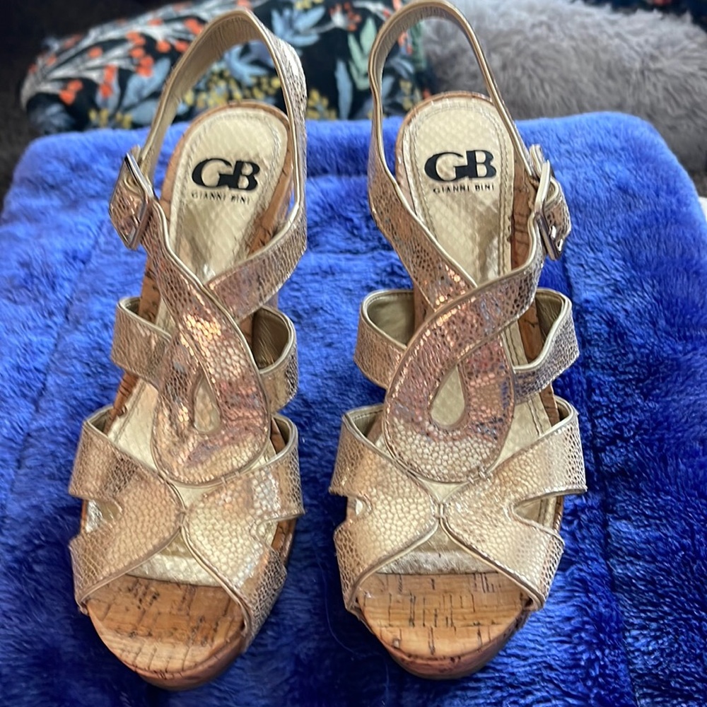 Gianni Bini size 9 metallic gold wedges